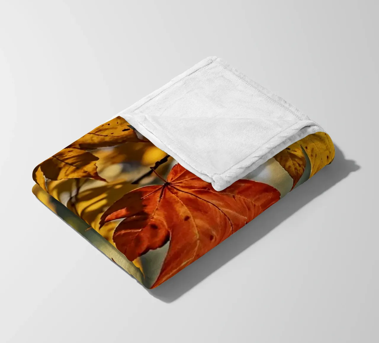 Foglie autunnali colorate in un bosco tranquillo coperta in pile da DesignDoodle