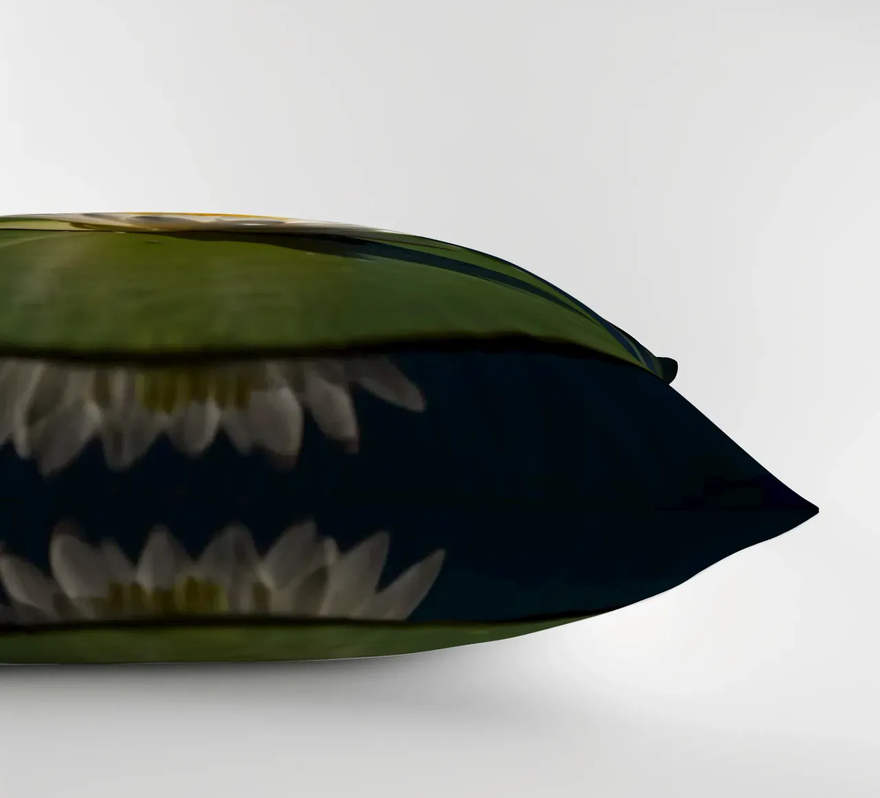 Una ninfea bianca in fiore su foglie verdi che riflettono l'acqua cuscino da DesignDoodle