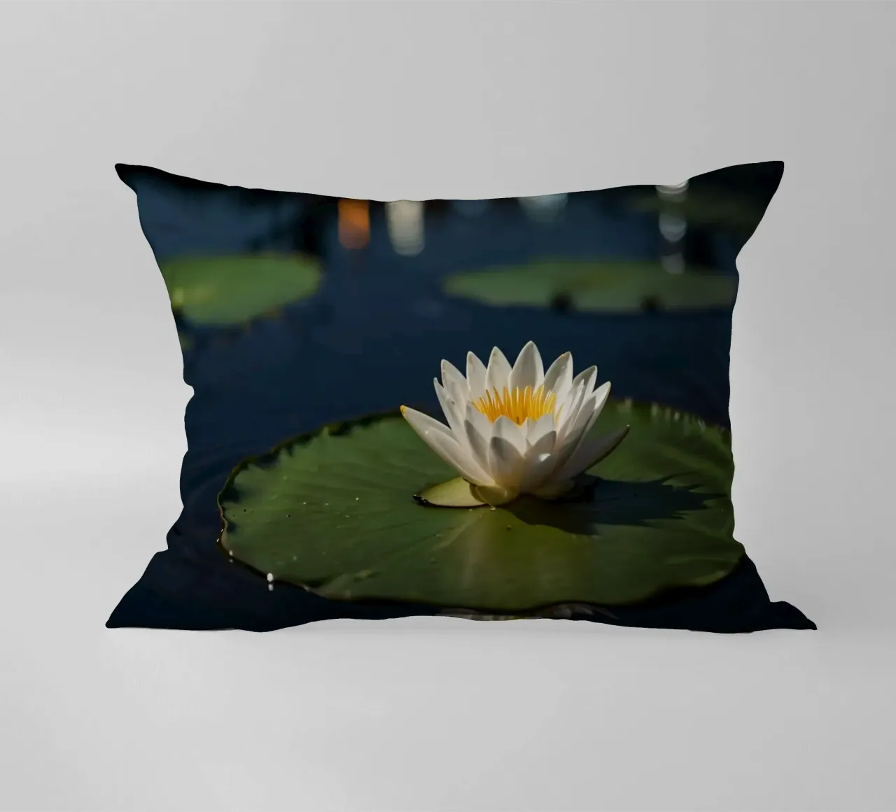 Una ninfea bianca in fiore su foglie verdi che riflettono l'acqua cuscino da DesignDoodle