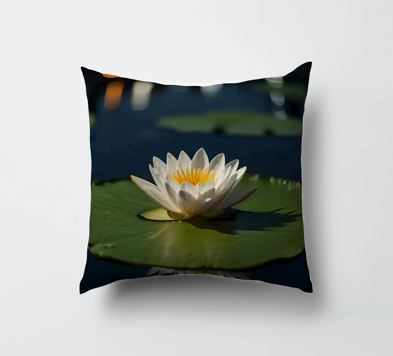 Una ninfea bianca in fiore su foglie verdi che riflettono l'acqua cuscino da DesignDoodle