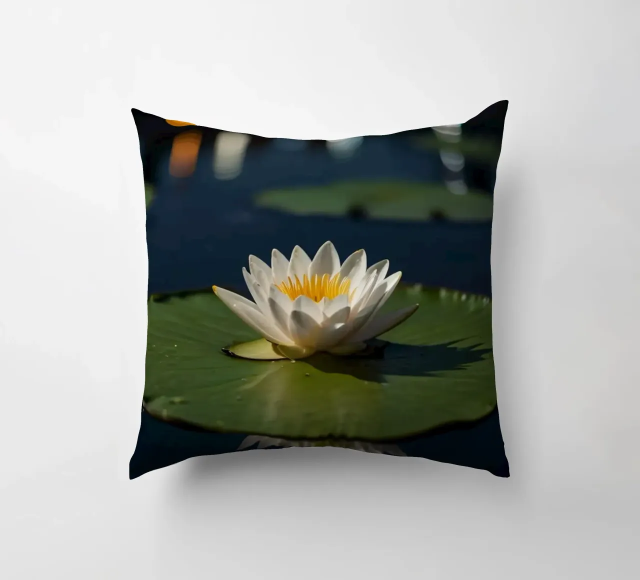 Una ninfea bianca in fiore su foglie verdi che riflettono l'acqua cuscino da DesignDoodle