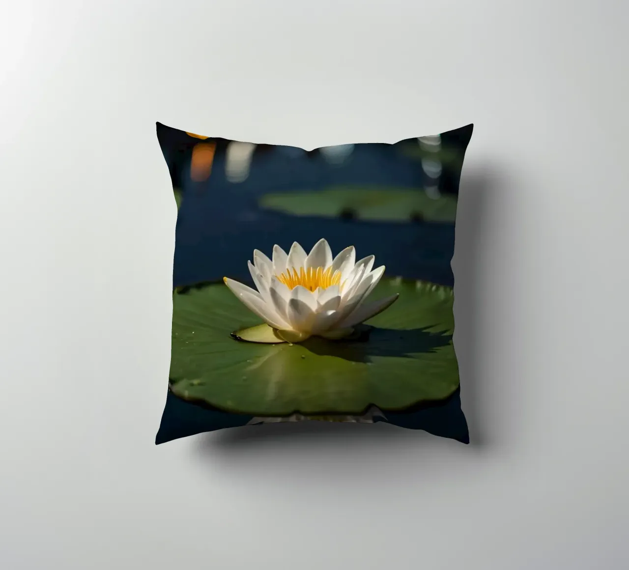 Una ninfea bianca in fiore su foglie verdi che riflettono l'acqua cuscino da DesignDoodle