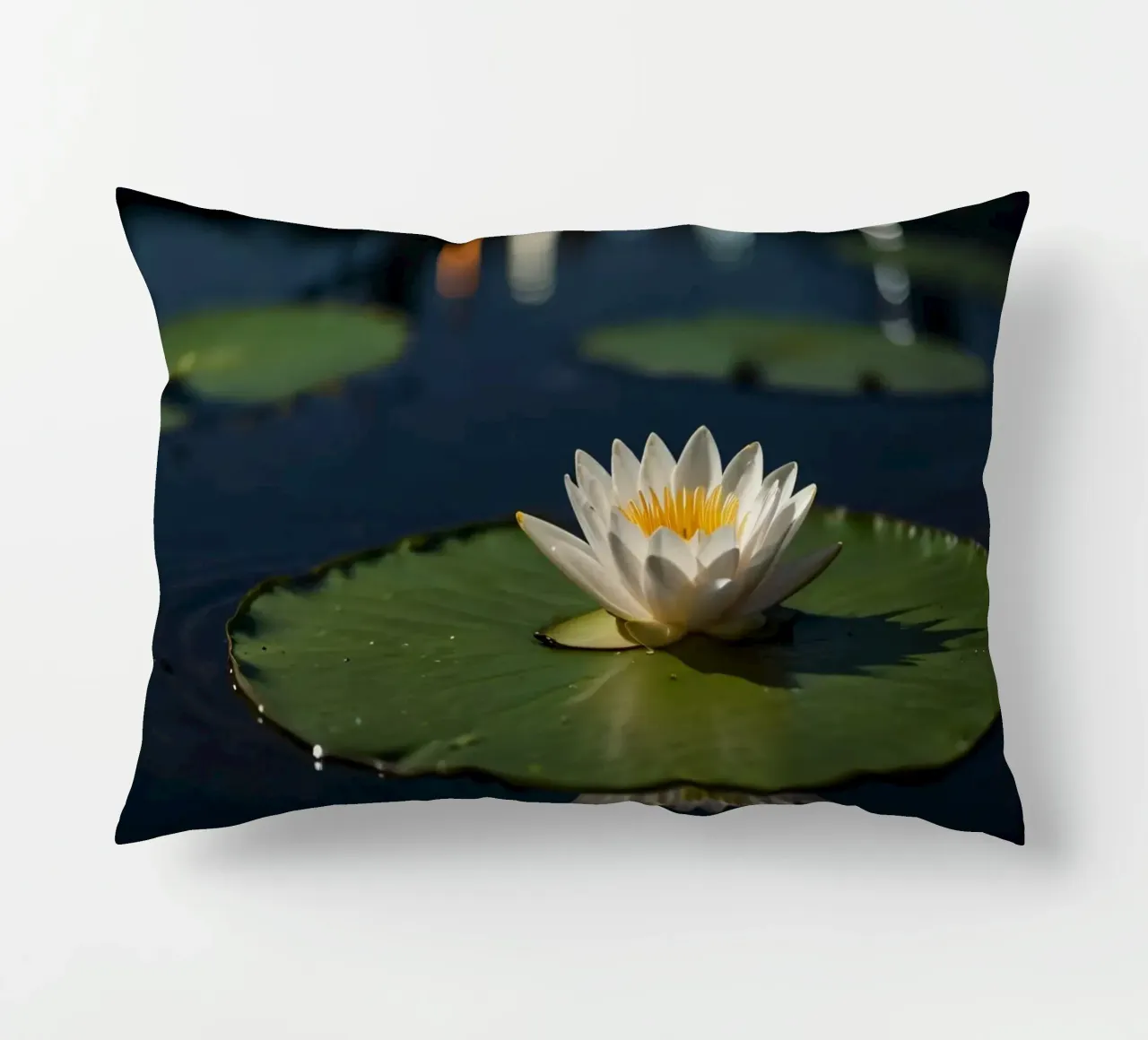 Una ninfea bianca in fiore su foglie verdi che riflettono l'acqua cuscino da DesignDoodle