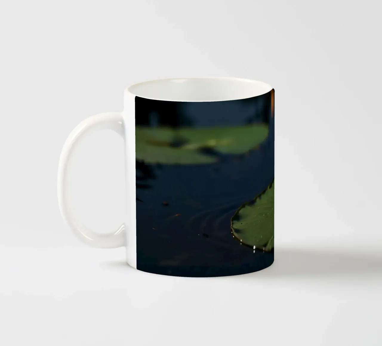 Una ninfea bianca in fiore su foglie verdi che riflettono l'acqua tazza in ceramica da DesignDoodle