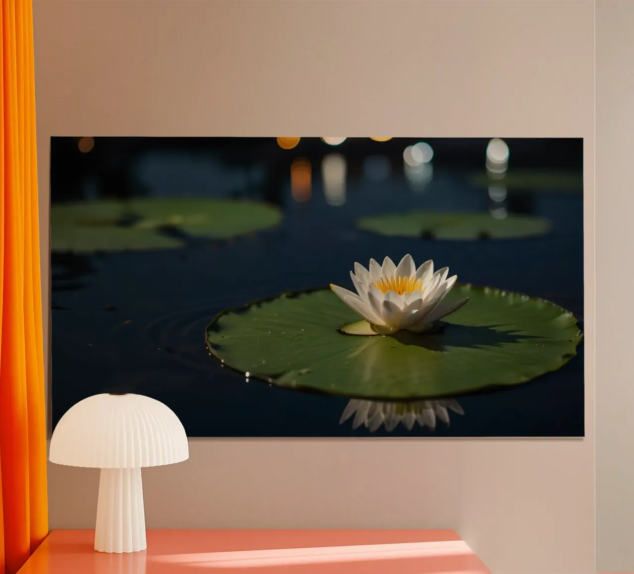 Una ninfea bianca in fiore su foglie verdi che riflettono l'acqua poster con telaio in alluminio da DesignDoodle