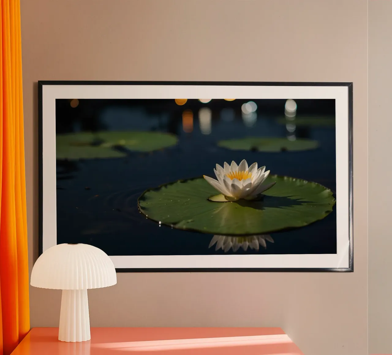 Una ninfea bianca in fiore su foglie verdi che riflettono l'acqua poster con telaio in alluminio da DesignDoodle
