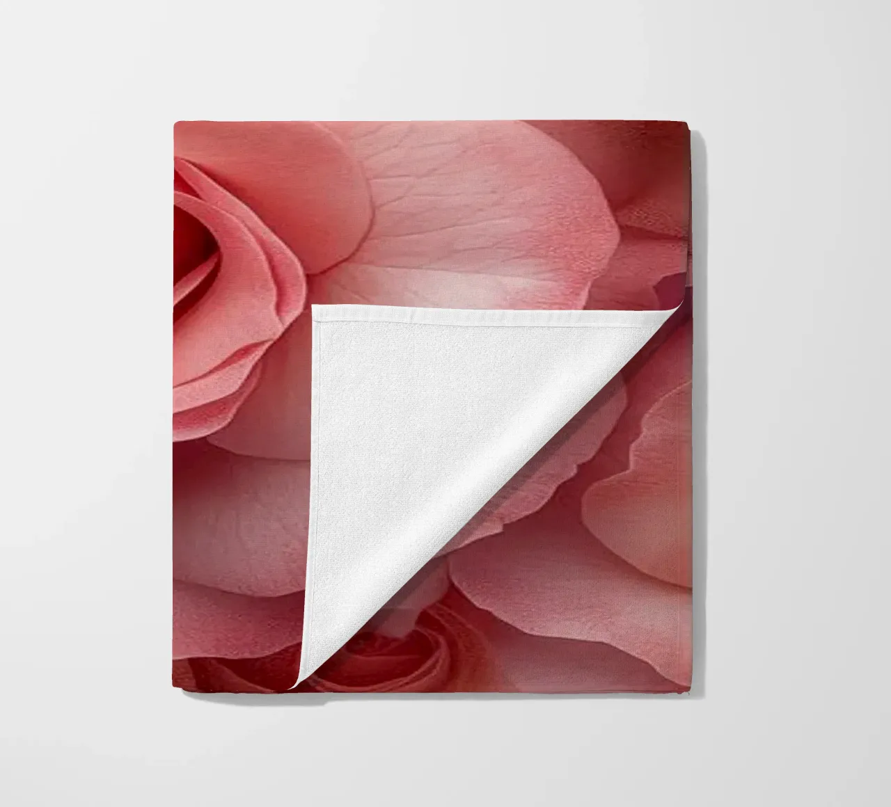 Rose rosse telo mare da Imagine