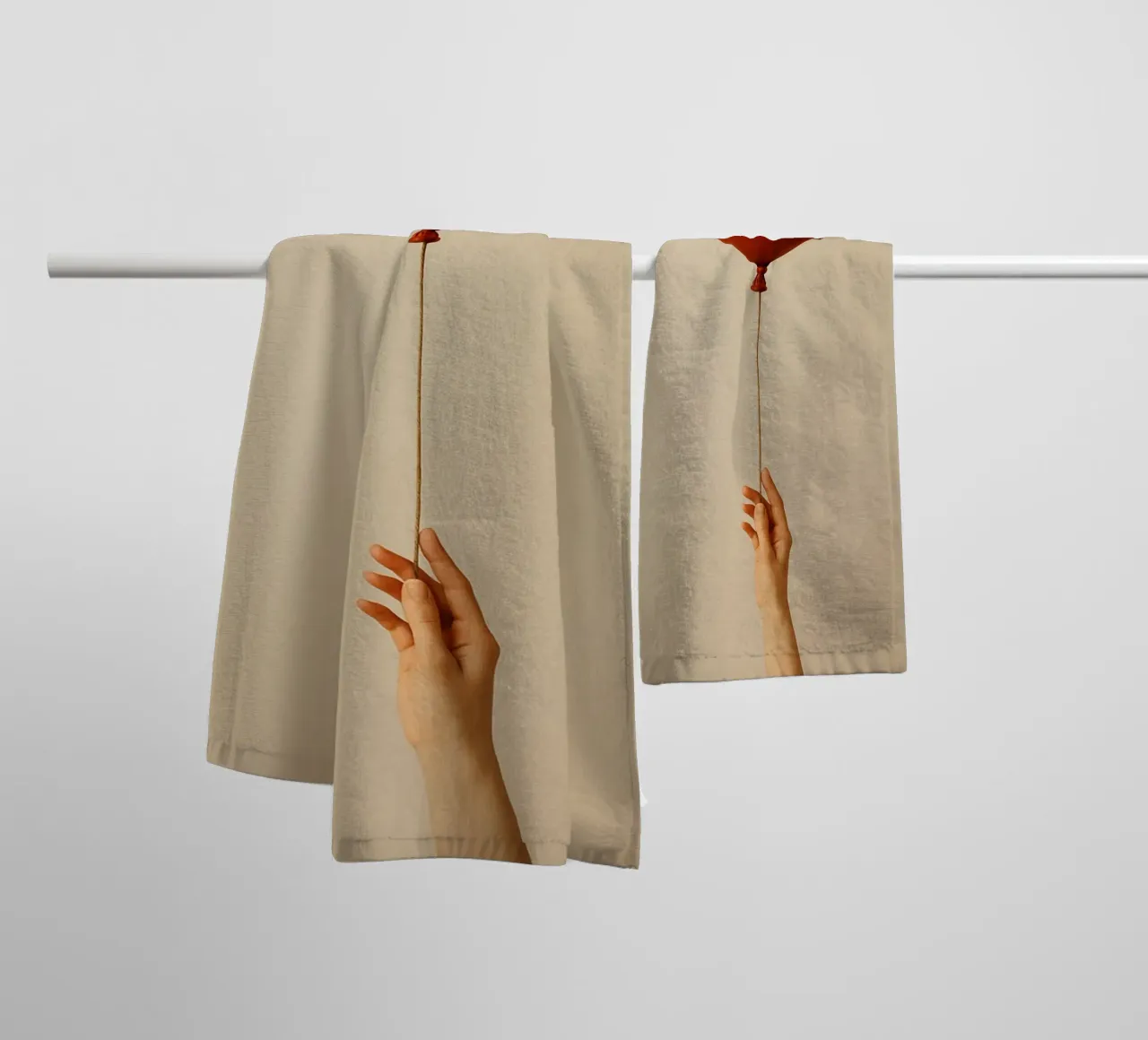 Held by a String: A Terracotta Heart Balloon asciugamano da bagno da Mosaic Dialogue