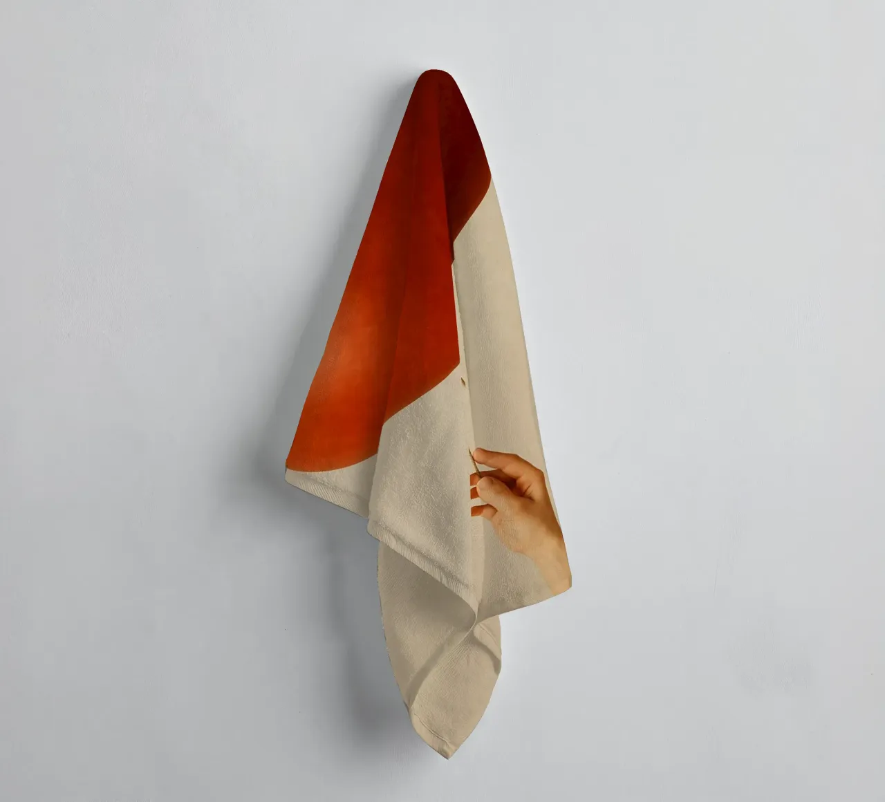 Held by a String: A Terracotta Heart Balloon asciugamano da bagno da Mosaic Dialogue