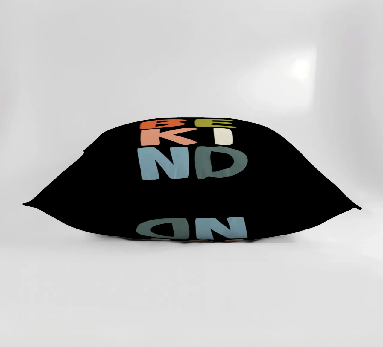 Design tipografico Be Kind cuscino da THE MOTIVATED TYPE