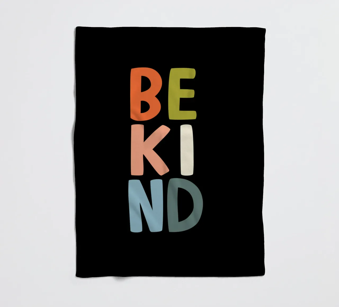 Design tipografico Be Kind coperta in pile da THE MOTIVATED TYPE