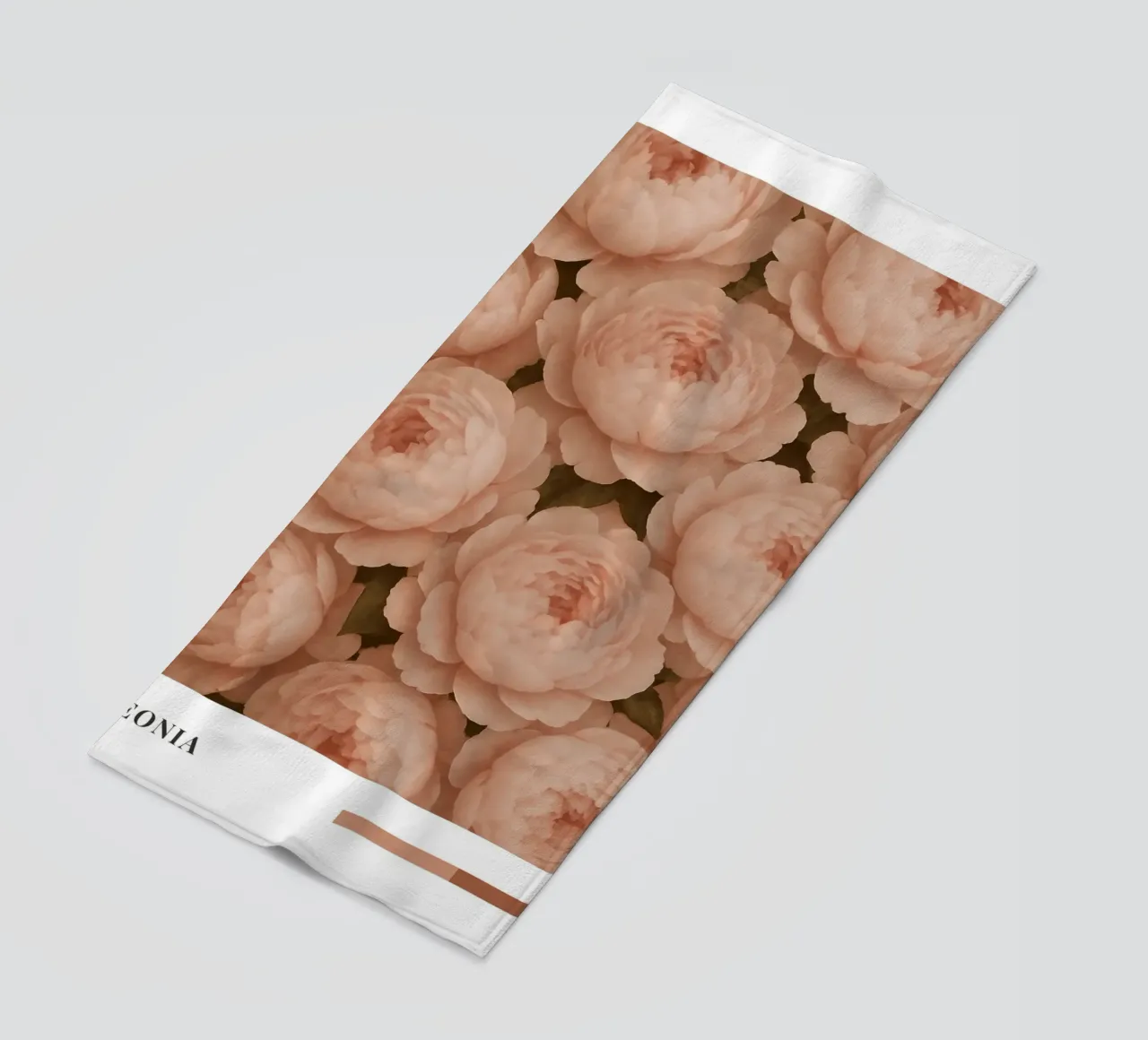 Delicate Peony Blossom Pattern telo mare da Mosaic Dialogue