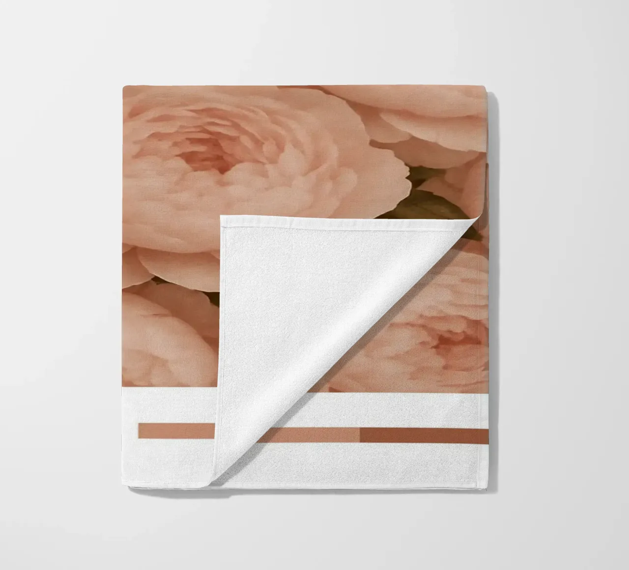 Delicate Peony Blossom Pattern telo mare da Mosaic Dialogue