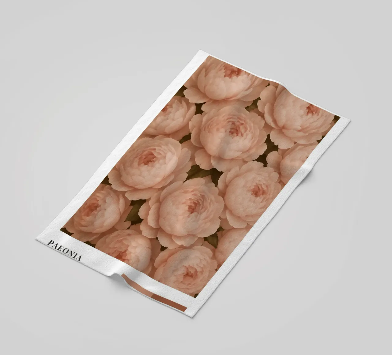 Delicate Peony Blossom Pattern telo mare da Mosaic Dialogue