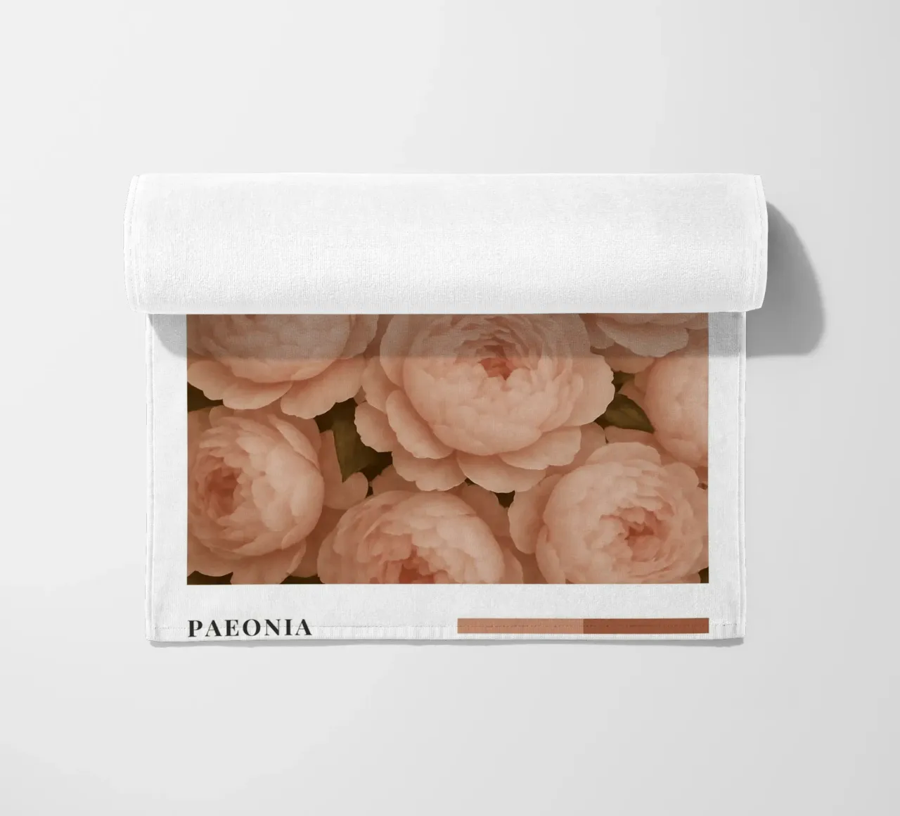 Delicate Peony Blossom Pattern telo mare da Mosaic Dialogue