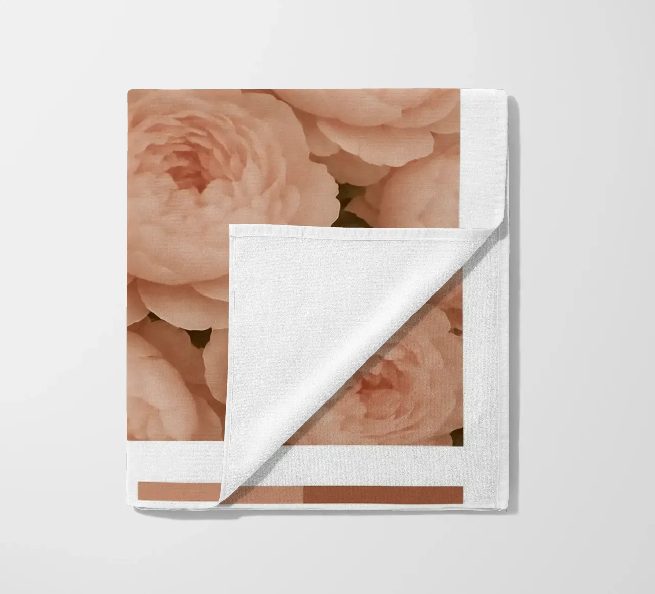 Delicate Peony Blossom Pattern telo mare da Mosaic Dialogue