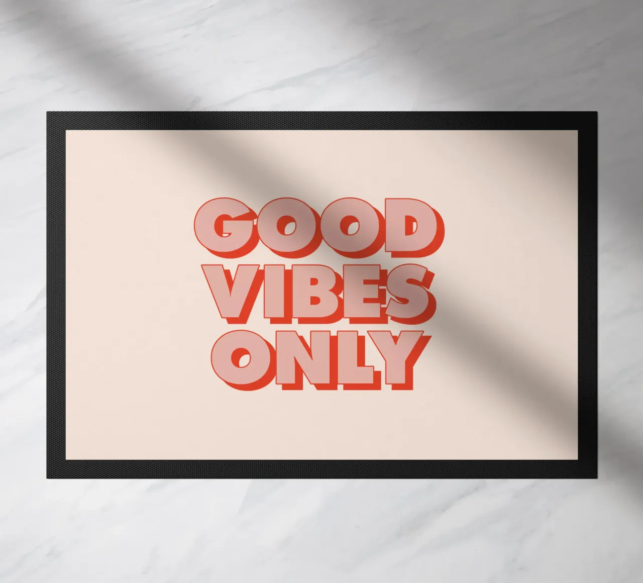 Nur gute Vibes Fußmatte von THE MOTIVATED TYPE