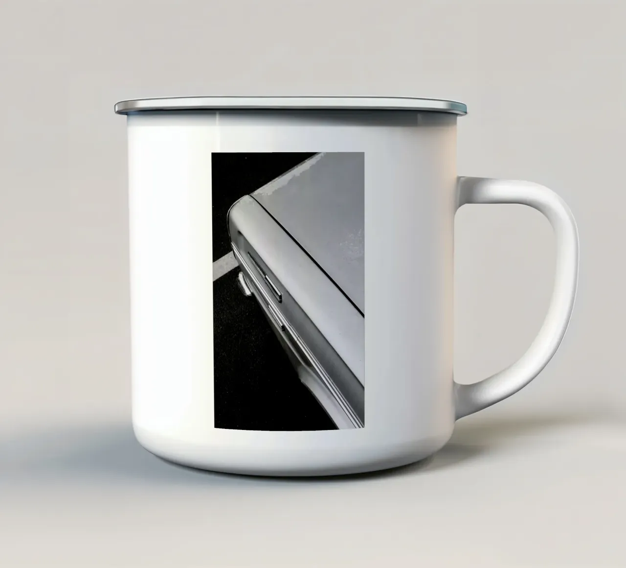 Abstract Dodge tazza in smalto da Sebastian Hilgetag