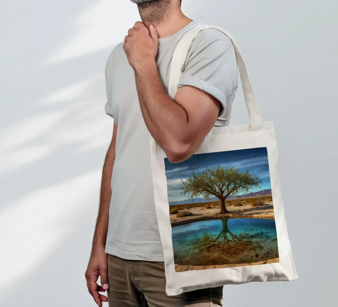 Un'oasi di pace nel deserto con un albero vivace che si riflette in un'atmosfera limpida. borsa in juta da DesignDoodle