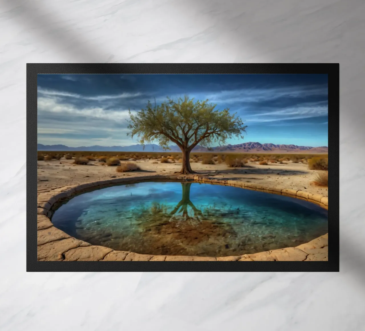 Un'oasi di pace nel deserto con un albero vivace che si riflette in un'atmosfera limpida. zerbino da DesignDoodle