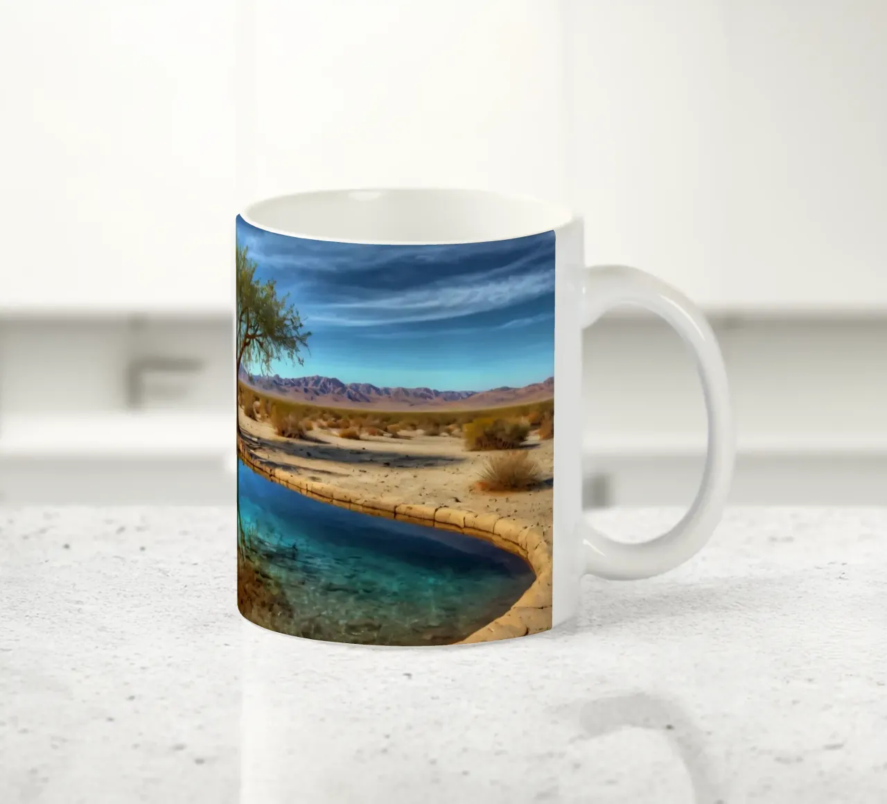 Un'oasi di pace nel deserto con un albero vivace che si riflette in un'atmosfera limpida. tazza in ceramica da DesignDoodle