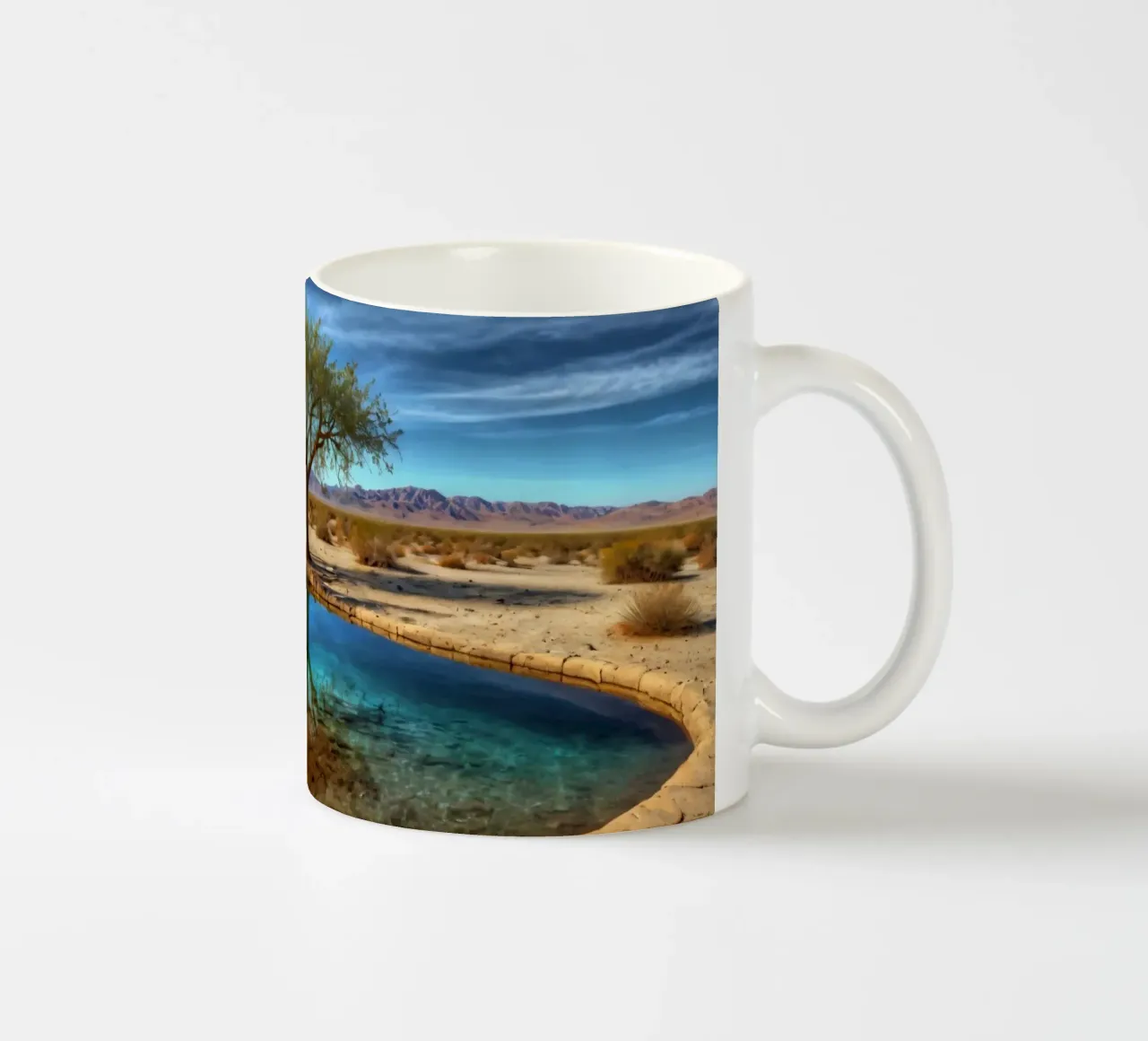 Un'oasi di pace nel deserto con un albero vivace che si riflette in un'atmosfera limpida. tazza in ceramica da DesignDoodle
