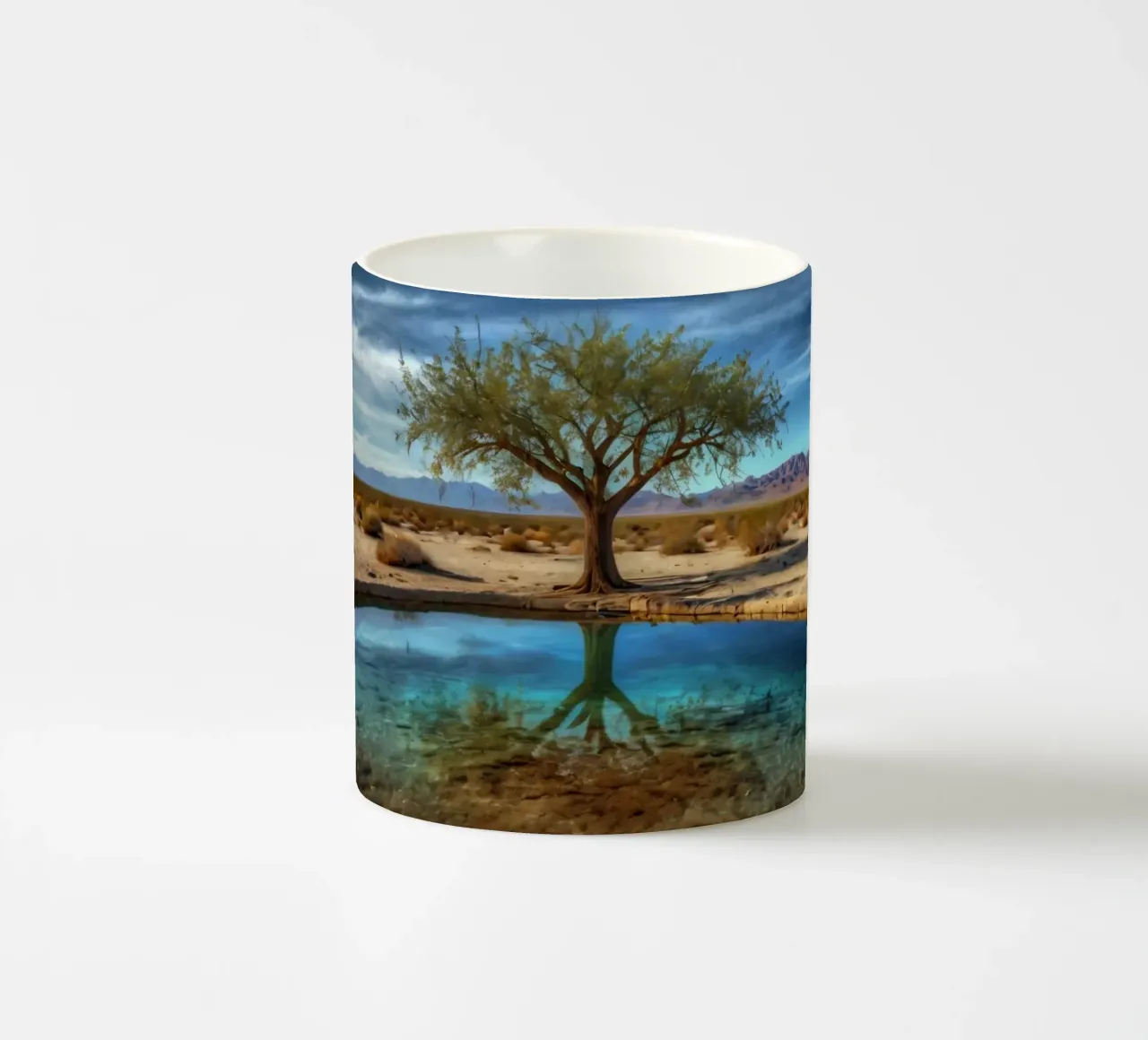 Un'oasi di pace nel deserto con un albero vivace che si riflette in un'atmosfera limpida. tazza in ceramica da DesignDoodle