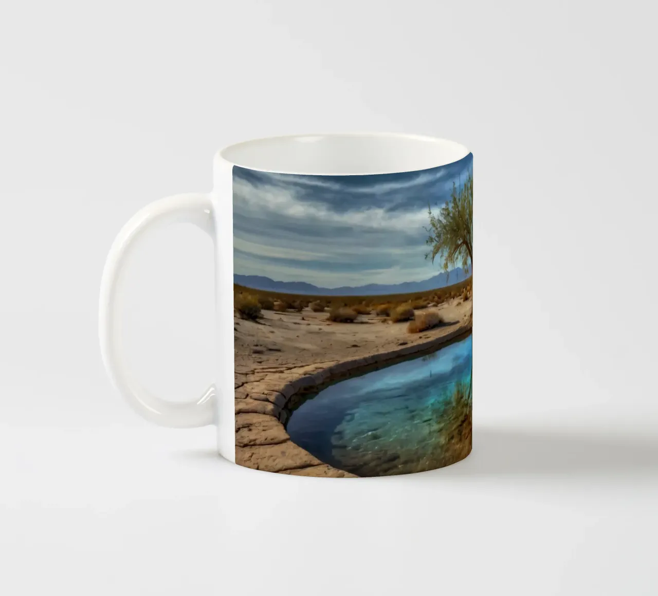 Un'oasi di pace nel deserto con un albero vivace che si riflette in un'atmosfera limpida. tazza in ceramica da DesignDoodle