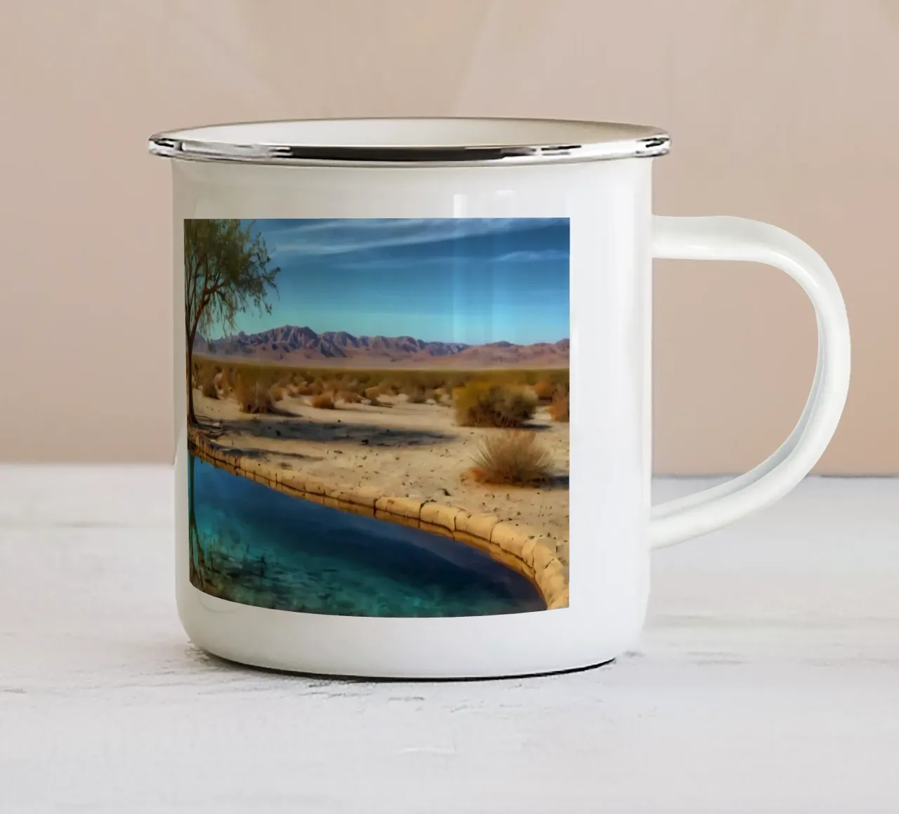 Un'oasi di pace nel deserto con un albero vivace che si riflette in un'atmosfera limpida. tazza in smalto da DesignDoodle