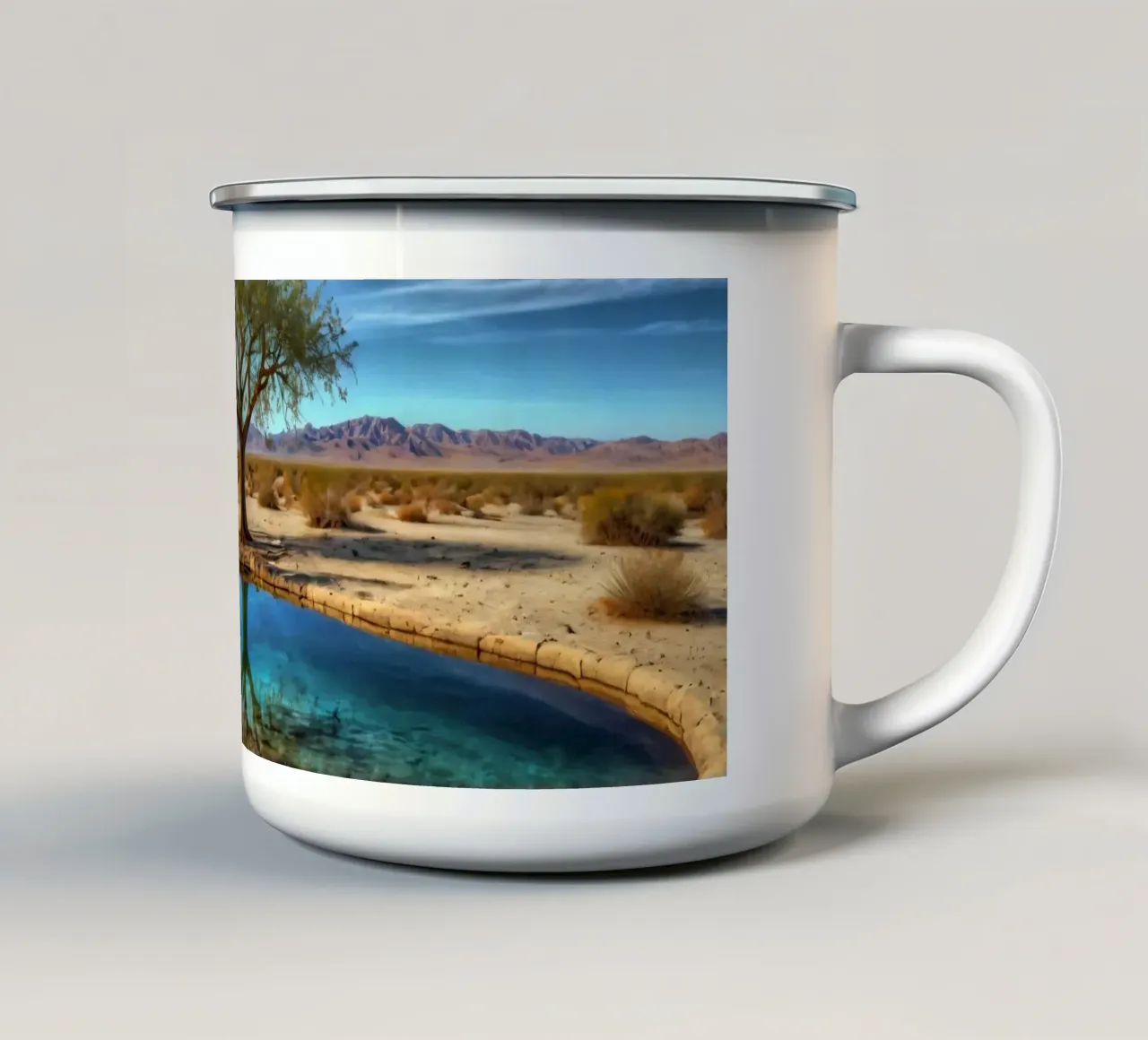 Un'oasi di pace nel deserto con un albero vivace che si riflette in un'atmosfera limpida. tazza in smalto da DesignDoodle