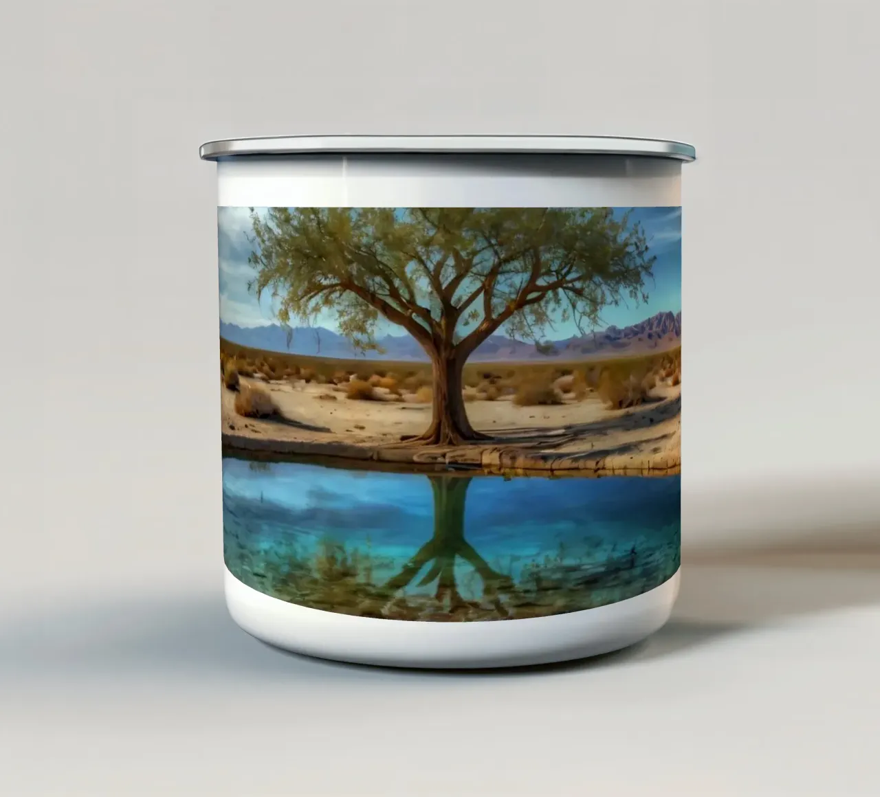 Un'oasi di pace nel deserto con un albero vivace che si riflette in un'atmosfera limpida. tazza in smalto da DesignDoodle