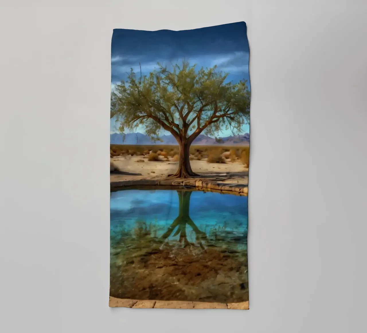 Un'oasi di pace nel deserto con un albero vivace che si riflette in un'atmosfera limpida. asciugamano da bagno da DesignDoodle