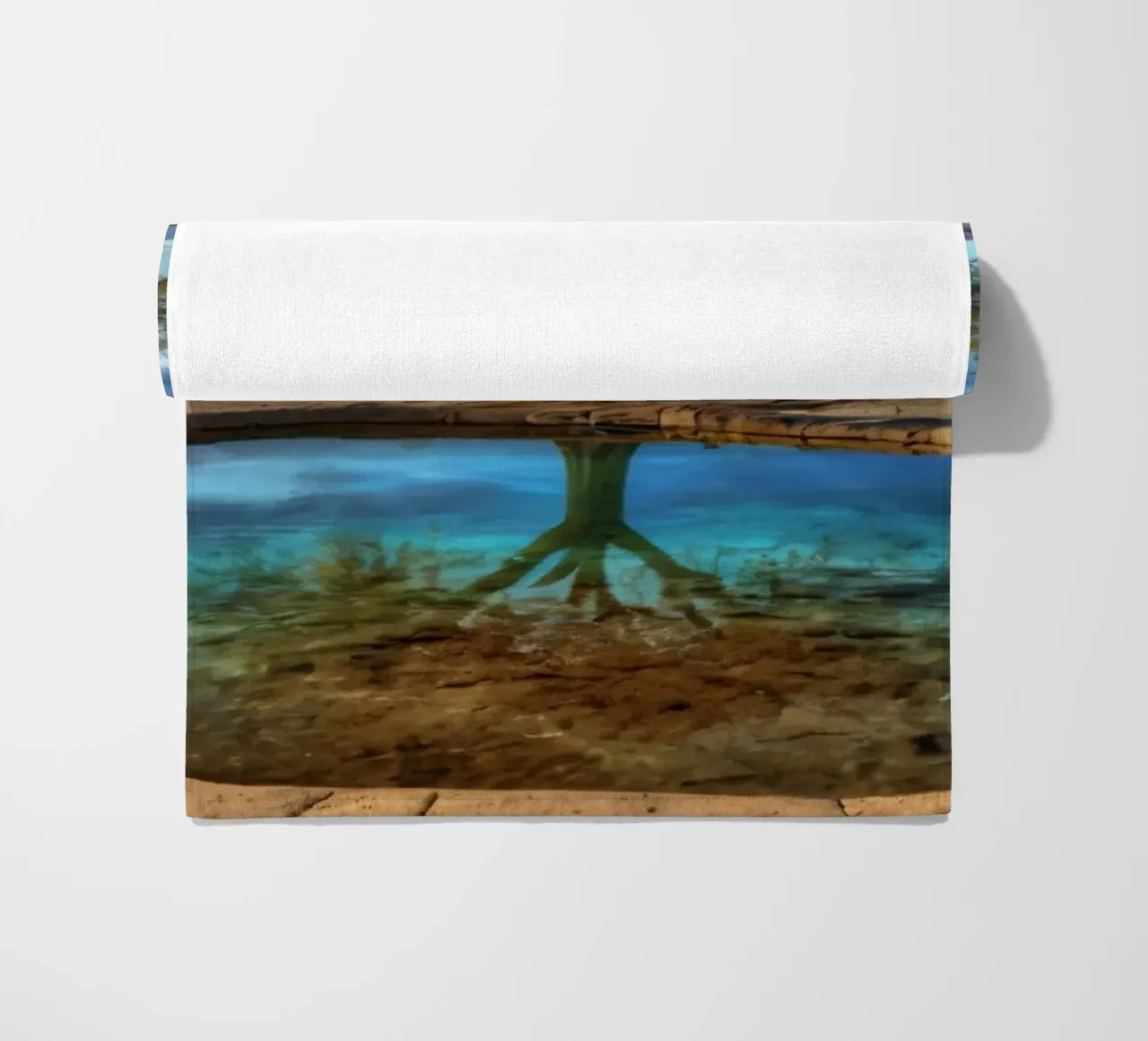 Un'oasi di pace nel deserto con un albero vivace che si riflette in un'atmosfera limpida. telo mare da DesignDoodle