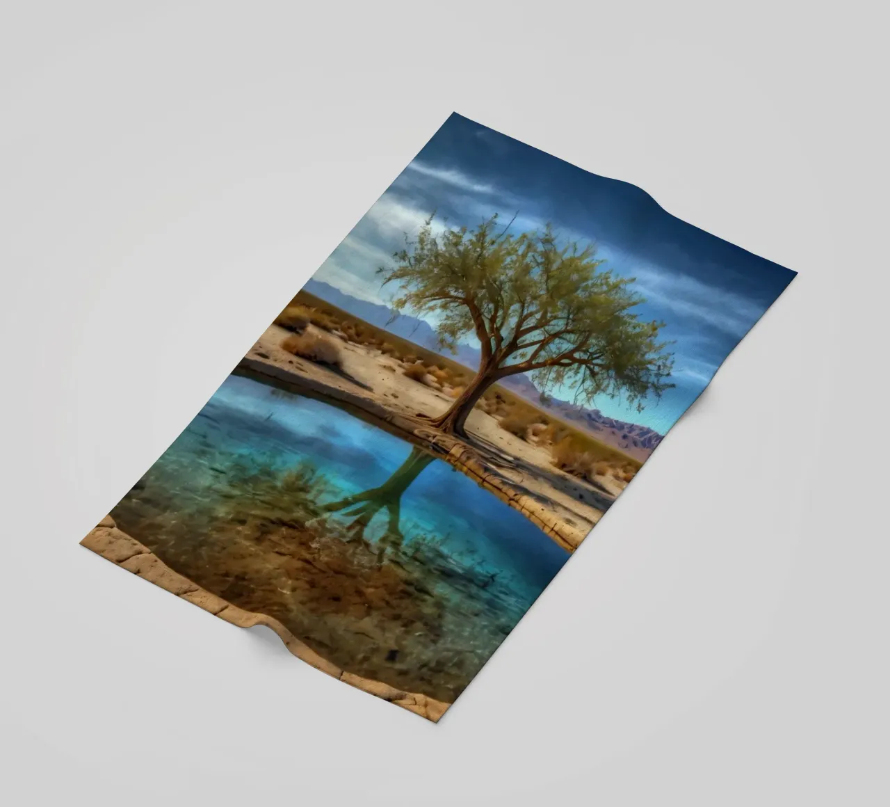 Un'oasi di pace nel deserto con un albero vivace che si riflette in un'atmosfera limpida. telo mare da DesignDoodle