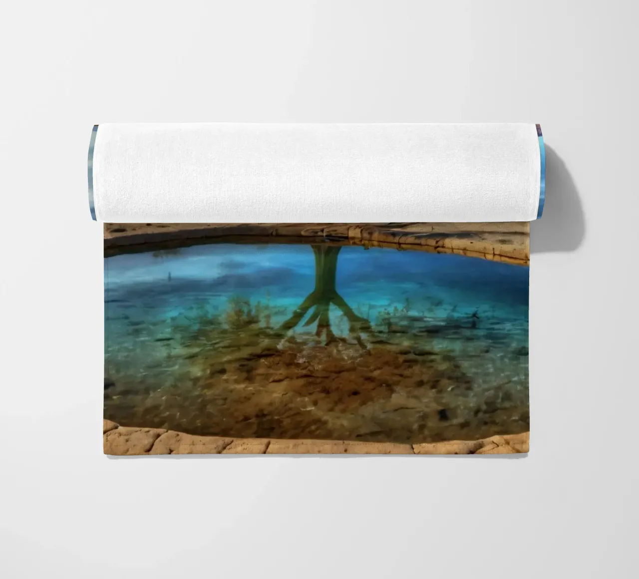 Un'oasi di pace nel deserto con un albero vivace che si riflette in un'atmosfera limpida. telo mare da DesignDoodle