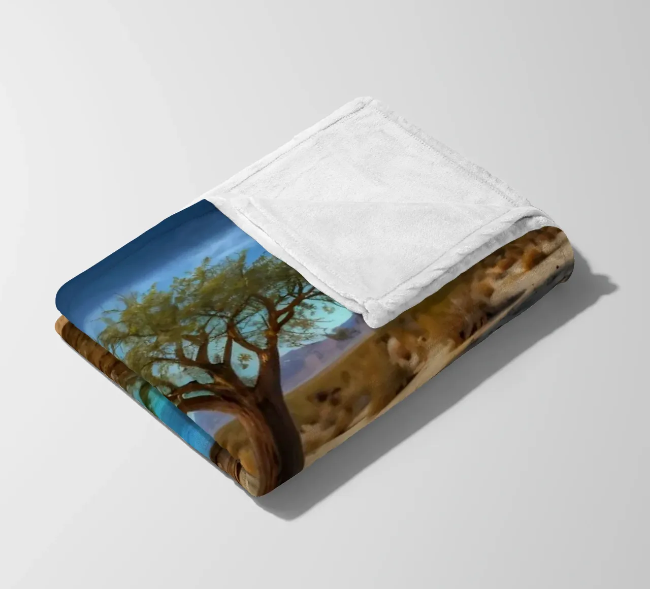 Un'oasi di pace nel deserto con un albero vivace che si riflette in un'atmosfera limpida. coperta in pile da DesignDoodle