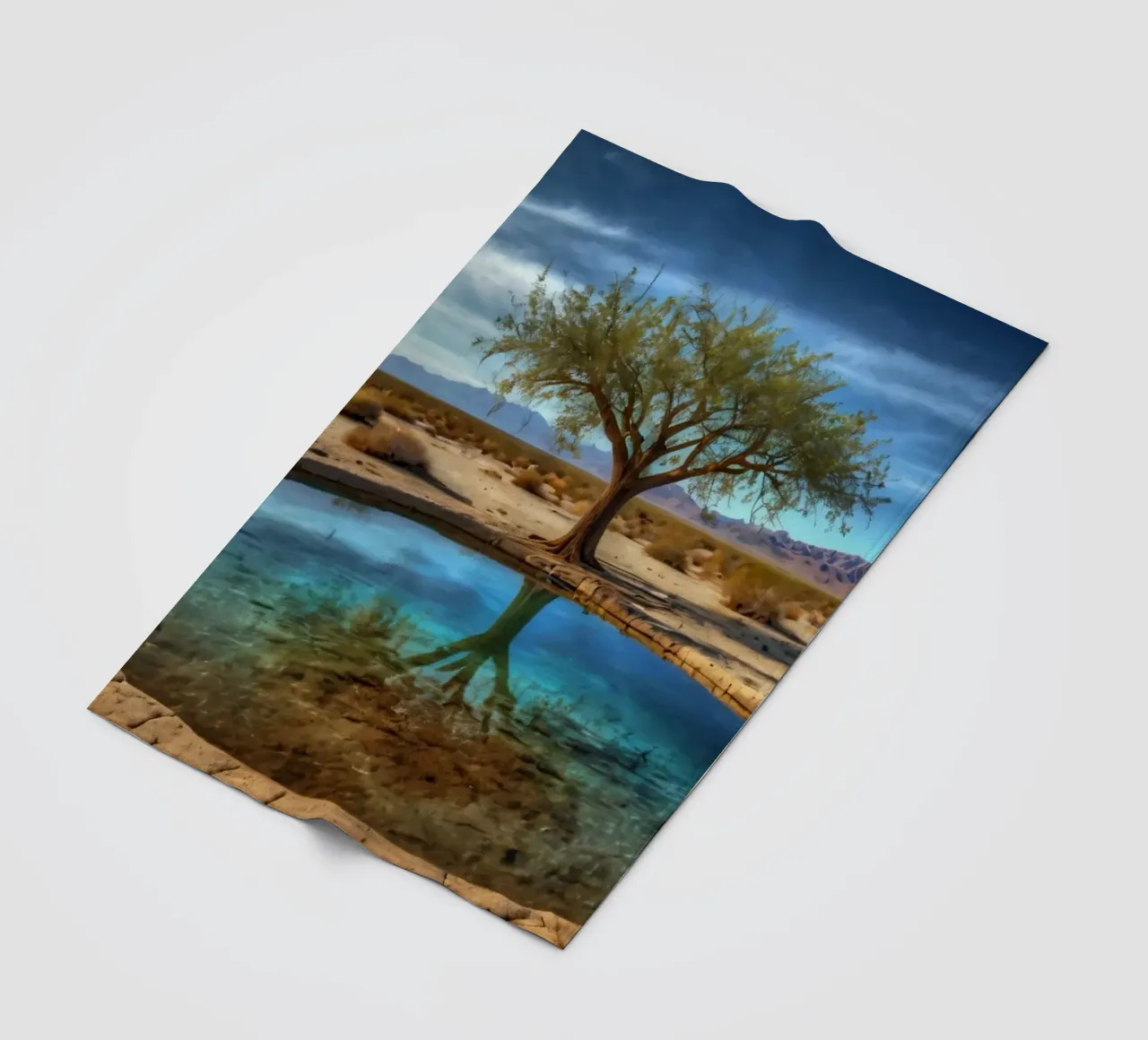 Un'oasi di pace nel deserto con un albero vivace che si riflette in un'atmosfera limpida. coperta in pile da DesignDoodle