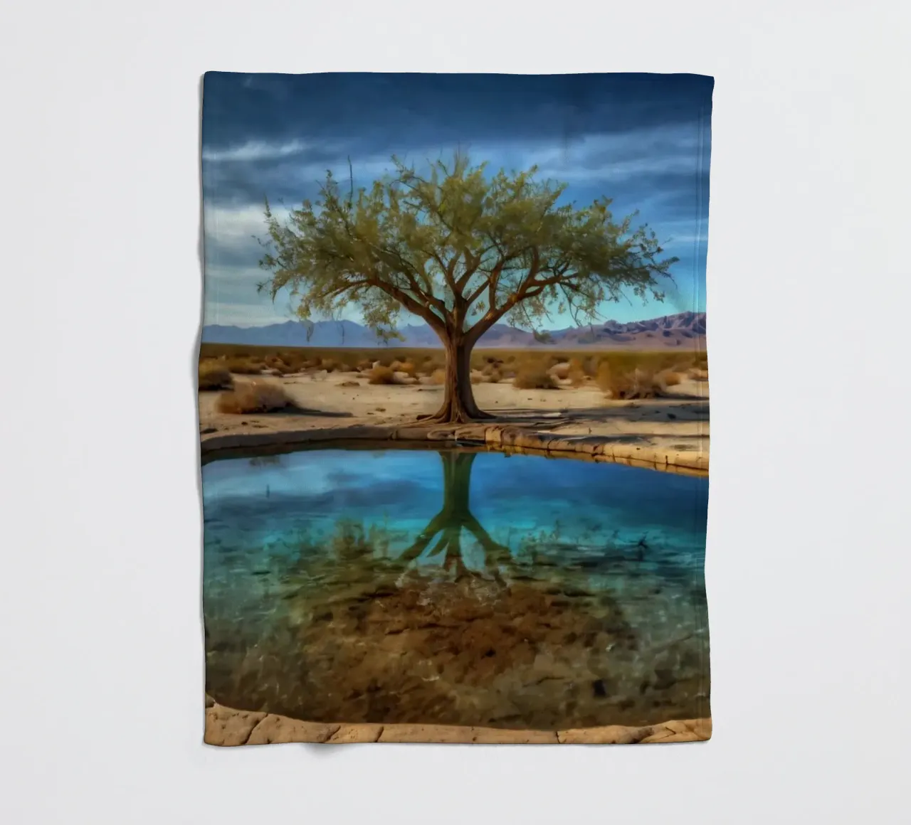 Un'oasi di pace nel deserto con un albero vivace che si riflette in un'atmosfera limpida. coperta in pile da DesignDoodle