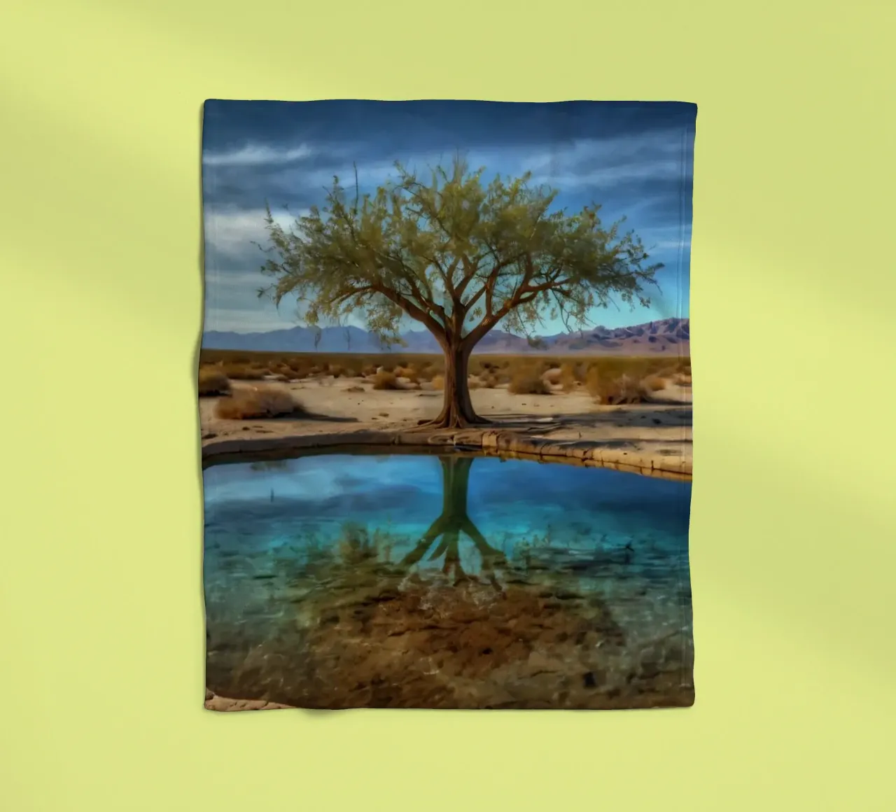 Un'oasi di pace nel deserto con un albero vivace che si riflette in un'atmosfera limpida. coperta in pile da DesignDoodle