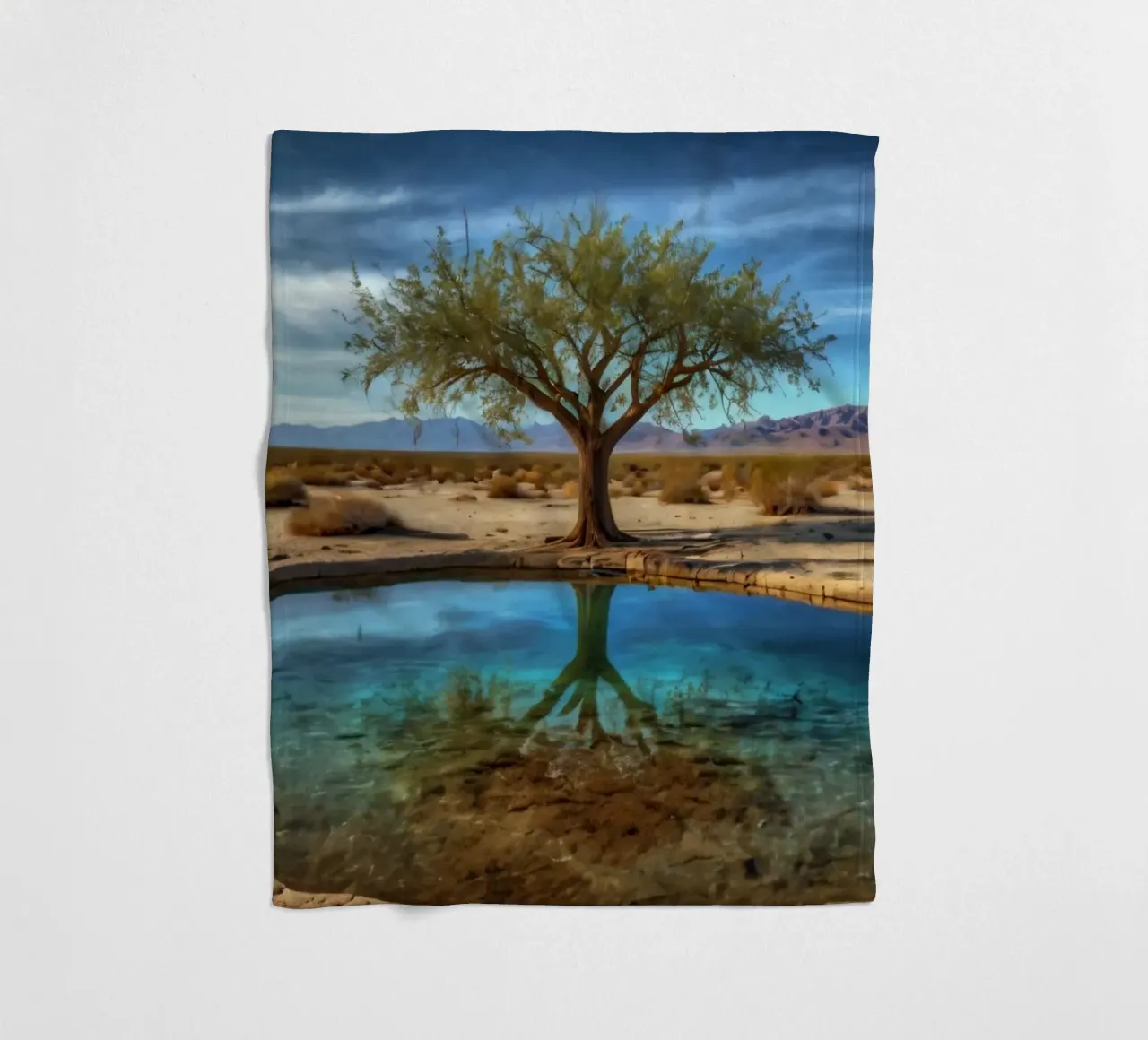 Un'oasi di pace nel deserto con un albero vivace che si riflette in un'atmosfera limpida. coperta in pile da DesignDoodle