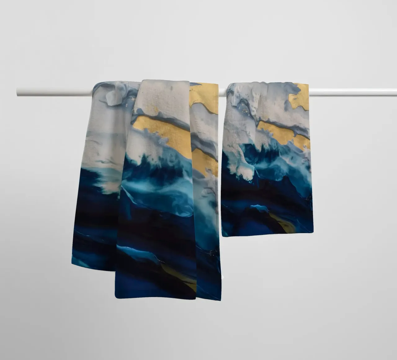 Fiamma della cresta della tempesta asciugamano da bagno da Monarch Arc