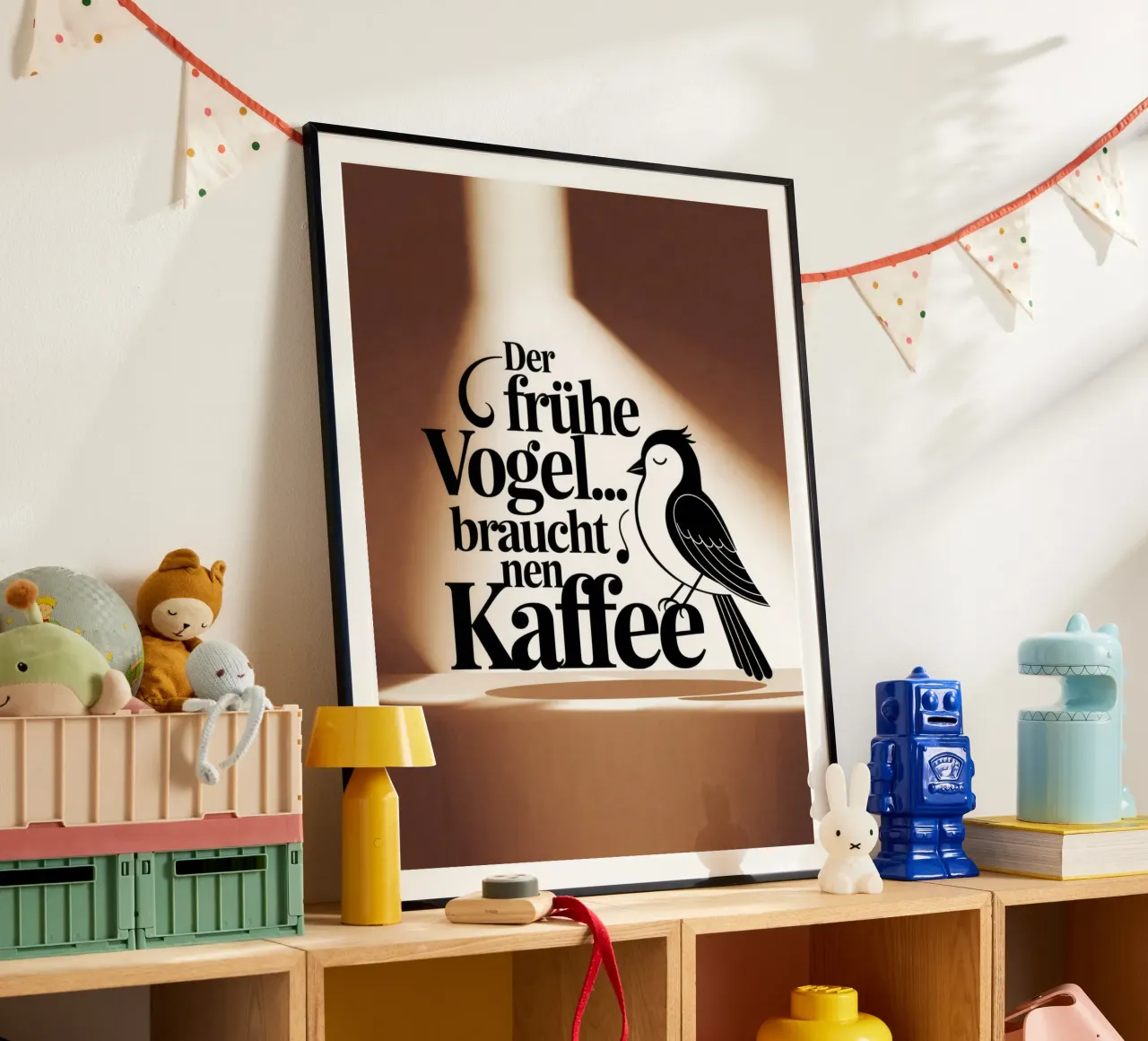 Der frühe Vogel braucht Kaffee poster con telaio in legno da Aphorismiker