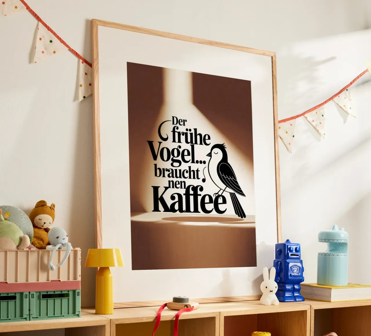 Der frühe Vogel braucht Kaffee poster con telaio in legno da Aphorismiker