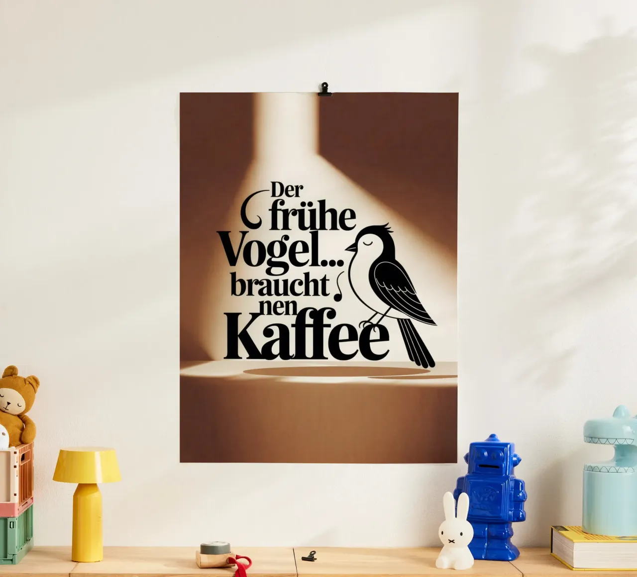 Der frühe Vogel braucht Kaffee poster con telaio in legno da Aphorismiker