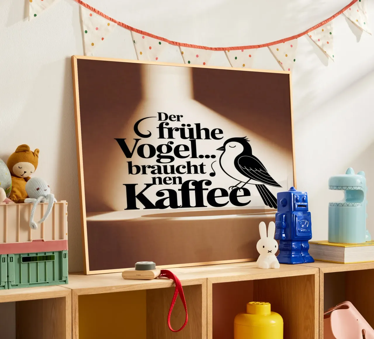 Der frühe Vogel braucht Kaffee poster con telaio in legno da Aphorismiker