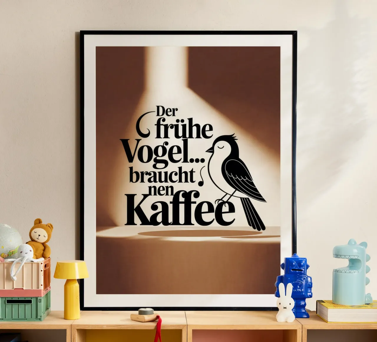 Der frühe Vogel braucht Kaffee poster con telaio in legno da Aphorismiker