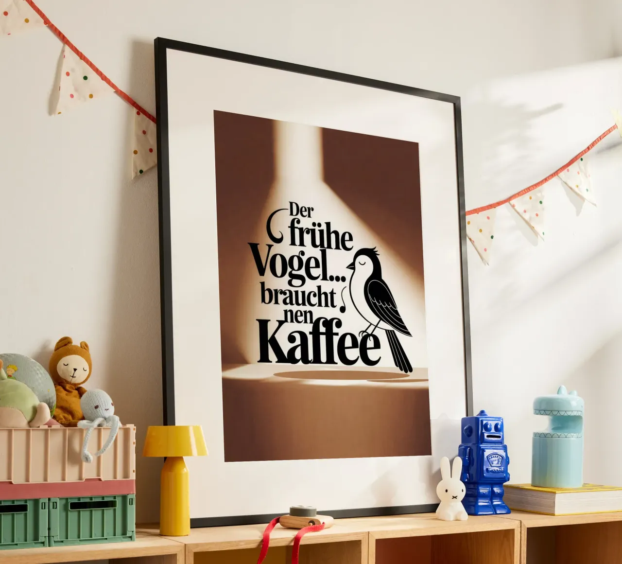 Der frühe Vogel braucht Kaffee poster con telaio in legno da Aphorismiker