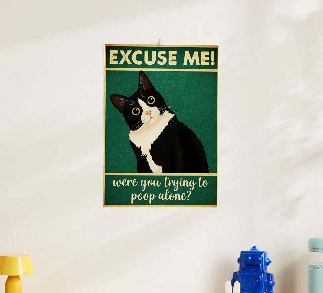 Stavi cercando di fare la cacca da solo Gatto Bagno divertente poster con telaio in alluminio da PitaraS