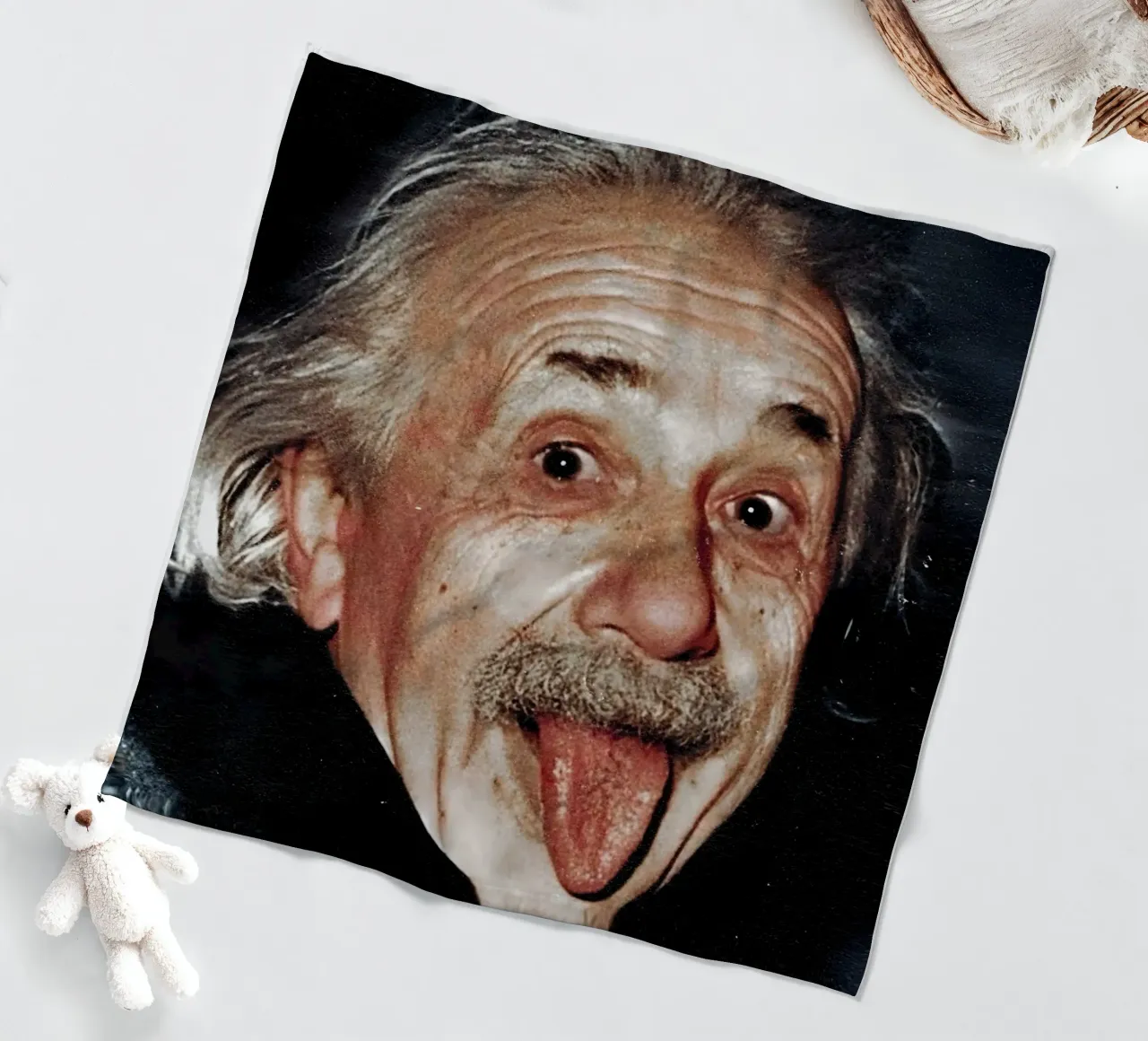Albert Einstein coperta in pile da Low poly art