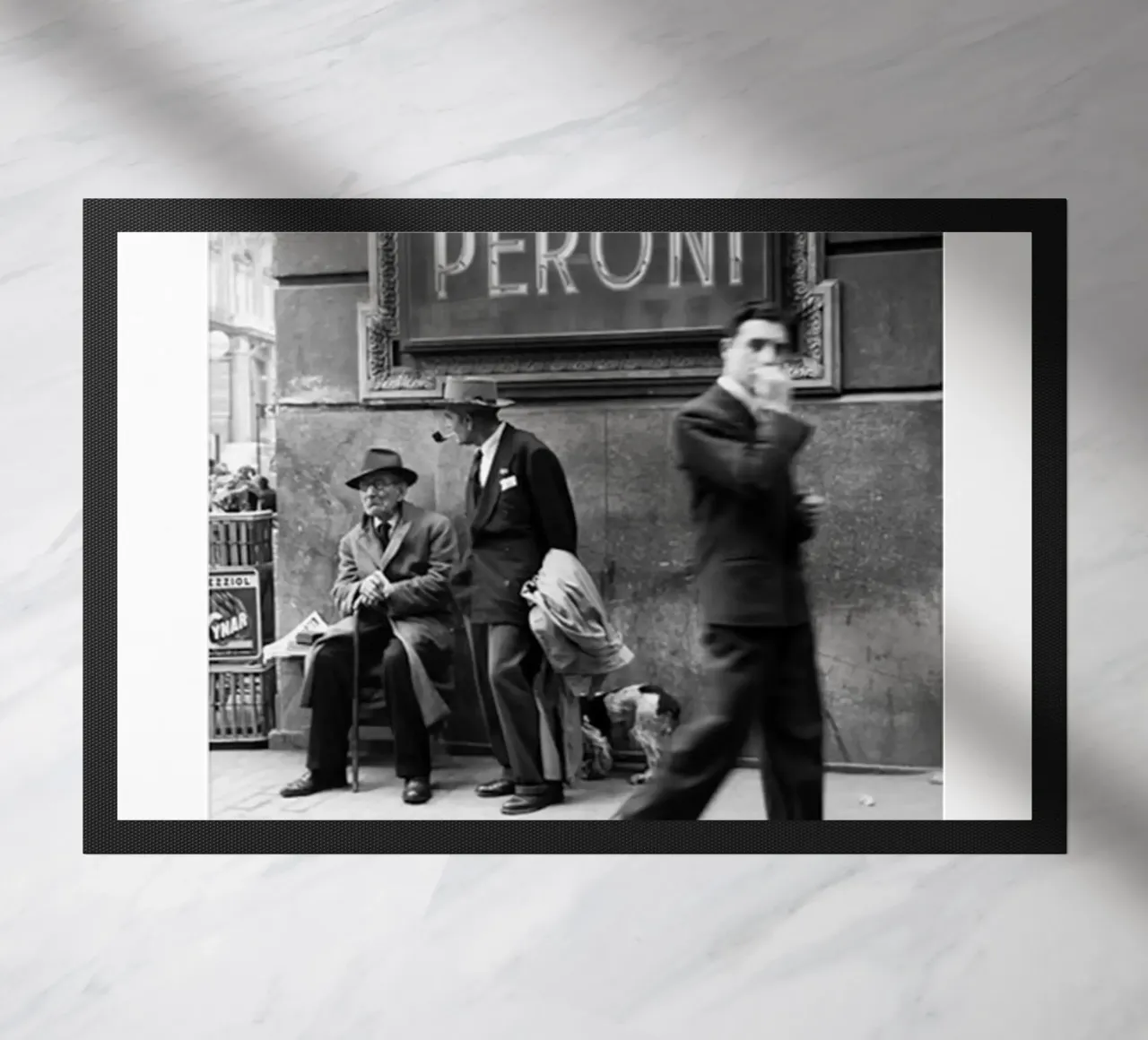 Uomini in una strada di Napoli zerbino da Black And White